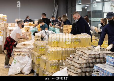 KIEV, UCRAINA - 17 aprile 2021: Aiuti umanitari. Epidemia di coronavirus in Ucraina. Aiutare i poveri. Migliaia di pacchetti alimentari della Fondazione Poroshenko inviati a pensionati e persone con disabilità Foto Stock