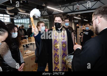 KIEV, UCRAINA - 17 aprile 2021: Aiuti umanitari. Epidemia di coronavirus in Ucraina. Aiutare i poveri. Migliaia di pacchetti alimentari della Fondazione Poroshenko inviati a pensionati e persone con disabilità Foto Stock