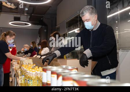 KIEV, UCRAINA - 17 aprile 2021: Aiuti umanitari. Epidemia di coronavirus in Ucraina. Aiutare i poveri. Migliaia di pacchetti alimentari della Fondazione Poroshenko inviati a pensionati e persone con disabilità Foto Stock