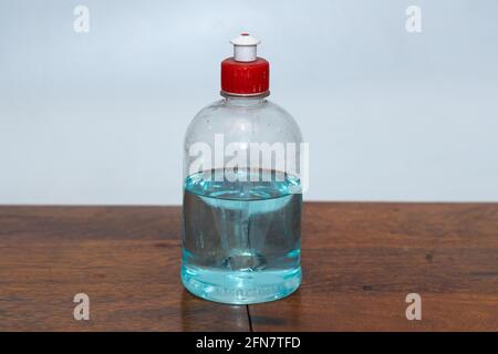 Una bottiglia isolata di disinfettante per le mani conservata su un tavolo con spazio per la copia Foto Stock