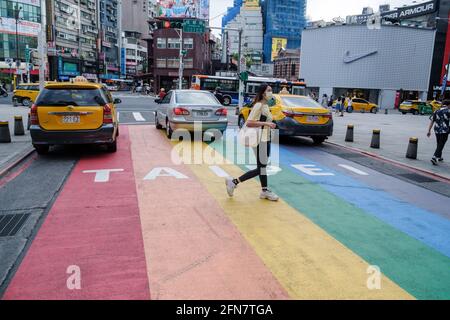 Taipei, Taiwan. 13 maggio 2021. Una donna cammina nel quartiere dello shopping di Ximending indossando una maschera facciale in mezzo a un'ondata di casi Covid19. Il Centro centrale di comando per le epidemie (CECC) di Taiwan ha riportato un totale di 180 nuovi casi COVID-19 e ha portato il livello di allarme al livello 3 a Taipei. Credit: SOPA Images Limited/Alamy Live News Foto Stock