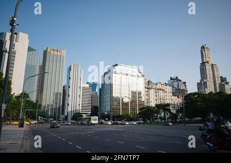 Buenos Aires, Argentina - Gennaio, 2020: Ampio viale chiamato Avenida del Libertador e vista ai grattacieli commerciali di la City - centro finanziario Foto Stock