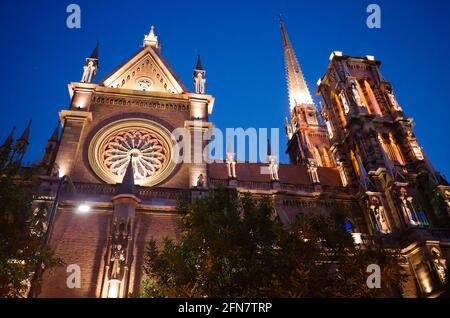 Vista laterale della chiesa gotica chiamata Iglesia del Sagrado Corazon de Jesus anche conosciuta come Iglesia de los Capuchinos situata a Cordova, Argentina. Foto Stock