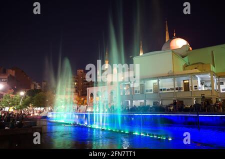 Cordova, Argentina - Gennaio, 2020: Folla di persone che guardano uno spettacolo di luci vicino alla fontana da ballo musicale chiamata Fuente De Aguas Danzantes Foto Stock