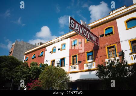 Cordova, Argentina - Gennaio, 2020: Edificio in stile antico del Gran Savoy Hotel con pareti in mattoni rossi, stucco bianco e persiane in legno blu sulle finestre. Foto Stock