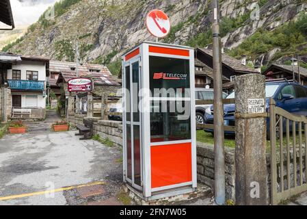 Cabina telefonica dell'azienda Telecom Italia. Importante società italiana di telecomunicazioni attualmente TIM Group. Concetto di tecnologia e oggetto obsoleto Foto Stock