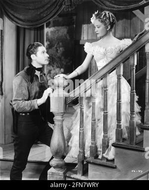 ERROL FLYNN e MIRIAM HOPKINS in VIRGINIA CITY 1940 regista MICHAEL CURTIZ sceneggiatura originale Robert Buckner costume design Orry-Kelly music Max Steiner Warner Bros. Foto Stock