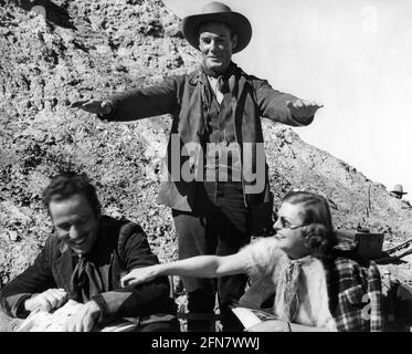 RANDOLPH SCOTT agisce come peacemaker tra i Bogarts in battaglia HUMPHREY BOGART e sua moglie MAYO METHOT sul set location cantato in Arizona durante le riprese della CITTÀ DELLA VIRGINIA 1940 regista MICHAEL CURTIZ sceneggiatura originale Robert Buckner costume design Orry-Kelly music Max Steiner Warner Bros Foto Stock