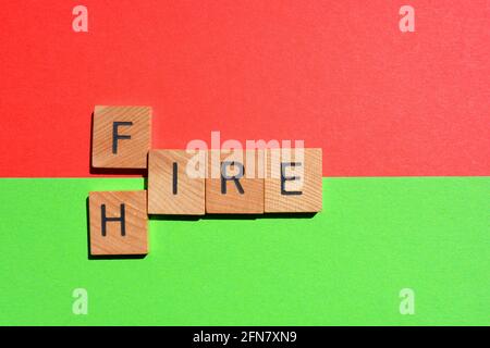 Noleggio, fuoco, parole in lettere alfabetiche in legno isolate su sfondo rosso e verde Foto Stock