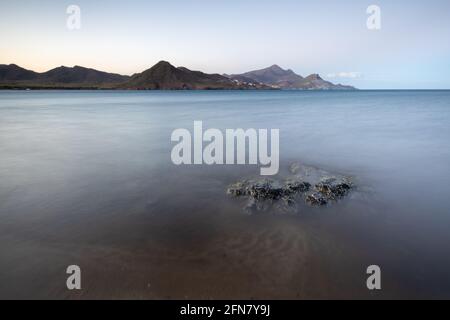 Paesaggio tramonto sulla spiaggia di Los Genoveses. Parco naturale di Cabo de Gata. Spagna. Foto Stock