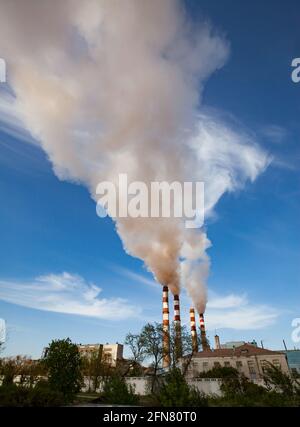 Stazione termoelettrica Pavlodar. Pile di fumo con fumo bianco Foto Stock