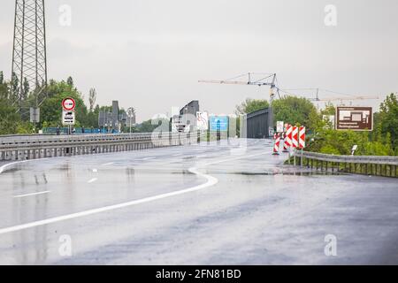 Herne, Germania. 15 maggio 2021. Vista del ponte chiuso e danneggiato A43 Emschertal. Poiché le travi in acciaio del ponte sul canale Rhine-Herne sono state allacciate a causa di carichi eccessivi negli ultimi anni, il ponte è già chiuso a camion di peso superiore a 3.5 tonnellate. Nel periodo dal Venerdì (14.5.) Dalle 10:00 al lunedì (17.5.) Dalle 5:00 e dal venerdì (21.5.) Dalle 20:00 al martedì (25.5.) 5:00 il tratto tra gli svincoli autostradali Herne e Recklinghausen sarà completamente chiuso. Credit: Marcel Kusch/dpa/Alamy Live News Foto Stock