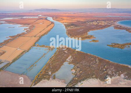 Vista aerea della foce del fiume nel delta dell'Ebro all'alba (Tarragona, Catalogna, Spagna) ESP: Vista aérea de la desembocadura del Delta del Ebro Foto Stock