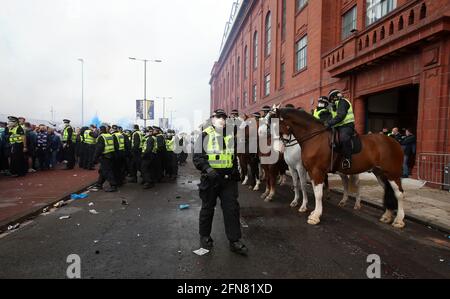 Polizia fuori dal campo prima della partita della prima squadra scozzese all'Ibrox Stadium, Glasgow. Data immagine: Sabato 15 maggio 2021. Foto Stock