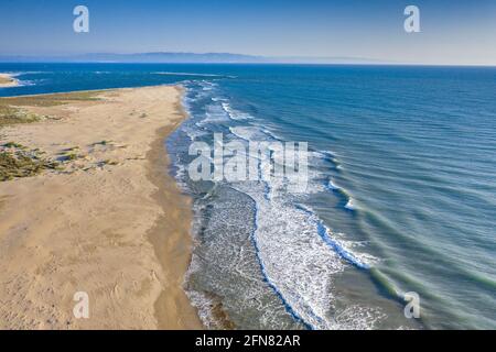 Vista aerea della foce del fiume nel delta dell'Ebro all'alba (Tarragona, Catalogna, Spagna) ESP: Vista aérea de la desembocadura del Delta del Ebro Foto Stock