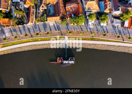 Vista dall'alto su una parte della città di Szentendre in Ungheria. Incredibile scatto aereo della chiesa. La famosa attrazione turistica è la passerella lungo il fiume Danubio Foto Stock