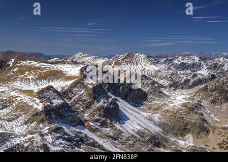 Valle del Carançà vista dalla cima del Pic de l'Infern (Pyrénées Orientales, Occitanie, Francia) ESP: Vistas del valle de Carançà desde el Pic de l'Infern Foto Stock