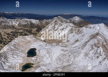 Valle del Carançà vista dalla cima del Pic de l'Infern (Pyrénées Orientales, Occitanie, Francia) ESP: Vistas del valle de Carançà desde el Pic de l'Infern Foto Stock