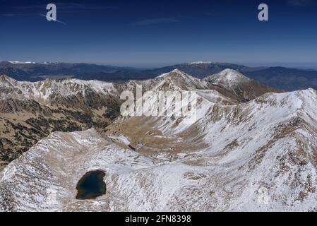 Valle del Carançà vista dalla cima del Pic de l'Infern (Pyrénées Orientales, Occitanie, Francia) ESP: Vistas del valle de Carançà desde el Pic de l'Infern Foto Stock