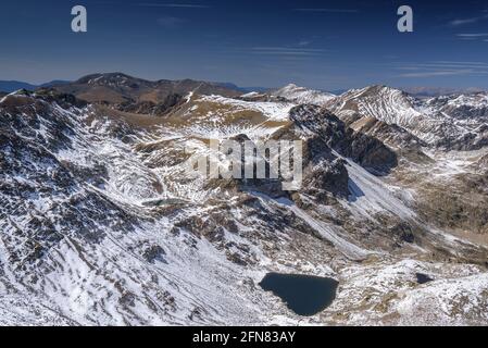 Valle del Carançà vista dalla cima del Pic de l'Infern (Pyrénées Orientales, Occitanie, Francia) ESP: Vistas del valle de Carançà desde el Pic de l'Infern Foto Stock