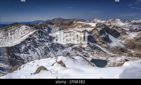 Valle del Carançà vista dalla cima del Pic de l'Infern (Pyrénées Orientales, Occitanie, Francia) ESP: Vistas del valle de Carançà desde el Pic de l'Infern Foto Stock