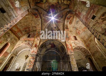 All'interno della chiesa romanica di Sant Andrèu de Salardú (Valle d'Aran, Catalogna, Spagna, Pirenei) ESP: Interno de la iglesia de Sant Andrèu de Salardú Foto Stock