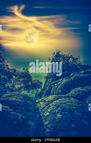 Paesaggio di cielo notturno con bella luna piena luminosa sopra il punto di vista sulla cima della montagna, serenità sfondo natura. Processo incrociato e vintage Foto Stock