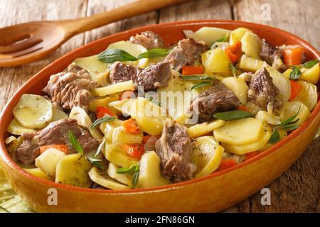 Alsace Baeckeoffe Casserole con carne, patate e verdure, marinato con vino bianco primo piano in una pentola sul tavolo. Orizzontale Foto Stock