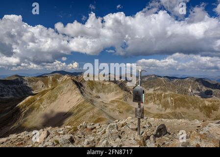 Vista dalla cima Bastiments (Ripollès, Catalogna, Spagna, Pirenei) ESP: Viste desde la cumbre del Bastiments (Ripollès, Cataluña, España) Foto Stock