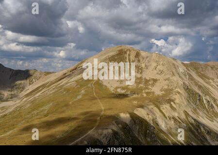 Vista dalla cima del Gra de Fajol verso la vetta dei Bastimenti (Ripollès, Catalogna, Spagna, Pirenei) ESP: Viste desde la cumbre del Gra de Fajol Foto Stock