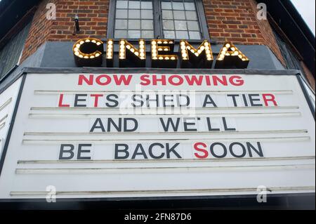 Gerrards Cross, Buckinghamshire, Regno Unito. 15 maggio 2021. Il cinema di Gerrards Cross riaprirà lunedì. Molti negozi non essenziali hanno già aperto. Nonostante la nuova variante indiana del Covid-19 abbia raggiunto il Regno Unito, la prossima fase delle restrizioni di blocco del Covid-19 è stata revocata in Inghilterra da lunedì 17 maggio 2021. La gente potrà cenare di nuovo in ristoranti, andare a cinema, teatri e socializzare ancora all'interno con diverse famiglie. Credit: Maureen McLean/Alamy Live News Foto Stock