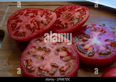 ​​heirloom pomodori tagliati orizzontalmente. angolo di visualizzazione diverso. messa a fuoco selettiva Foto Stock