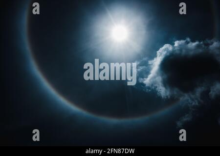 Fenomeno dell'alone lunare. Splendido paesaggio notturno di cielo blu scuro e anello luminoso intorno all'effetto luna. Serenità natura sfondo. La luna prese wi Foto Stock