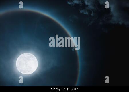 Fenomeno dell'alone lunare. Splendido paesaggio notturno di cielo scuro e anello luminoso intorno all'effetto luna. Serenità natura sfondo. La luna presa con il mio Foto Stock