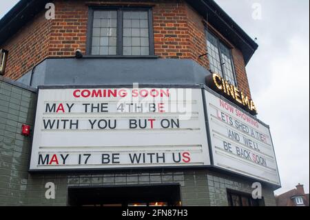 Gerrards Cross, Buckinghamshire, Regno Unito. 15 maggio 2021. Il cinema di Gerrards Cross riaprirà lunedì. Molti negozi non essenziali hanno già aperto. Nonostante la nuova variante indiana del Covid-19 abbia raggiunto il Regno Unito, la prossima fase delle restrizioni di blocco del Covid-19 è stata revocata in Inghilterra da lunedì 17 maggio 2021. La gente potrà cenare di nuovo in ristoranti, andare a cinema, teatri e socializzare ancora all'interno con diverse famiglie. Credit: Maureen McLean/Alamy Live News Foto Stock