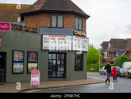 Gerrards Cross, Buckinghamshire, Regno Unito. 15 maggio 2021. Il cinema di Gerrards Cross riaprirà lunedì. Molti negozi non essenziali hanno già aperto. Nonostante la nuova variante indiana del Covid-19 abbia raggiunto il Regno Unito, la prossima fase delle restrizioni di blocco del Covid-19 è stata revocata in Inghilterra da lunedì 17 maggio 2021. La gente potrà cenare di nuovo in ristoranti, andare a cinema, teatri e socializzare ancora all'interno con diverse famiglie. Credit: Maureen McLean/Alamy Live News Foto Stock