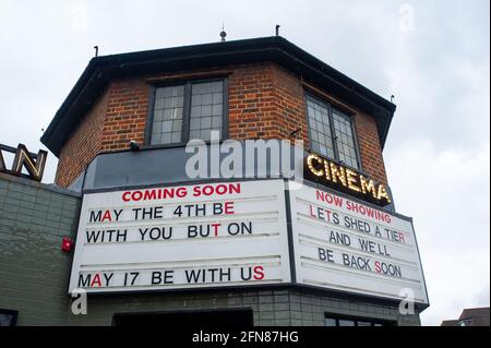 Gerrards Cross, Buckinghamshire, Regno Unito. 15 maggio 2021. Il cinema di Gerrards Cross riaprirà lunedì. Molti negozi non essenziali hanno già aperto. Nonostante la nuova variante indiana del Covid-19 abbia raggiunto il Regno Unito, la prossima fase delle restrizioni di blocco del Covid-19 è stata revocata in Inghilterra da lunedì 17 maggio 2021. La gente potrà cenare di nuovo in ristoranti, andare a cinema, teatri e socializzare ancora all'interno con diverse famiglie. Credit: Maureen McLean/Alamy Live News Foto Stock