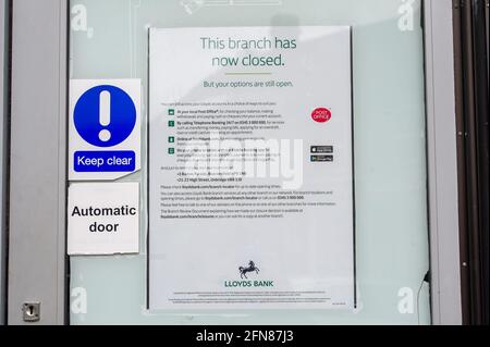 Gerrards Cross, Buckinghamshire, Regno Unito. 15 maggio 2021. La filiale della Lloyds Bank a Gerrards Cross è chiusa. Molti negozi non essenziali hanno già aperto. Nonostante la nuova variante indiana del Covid-19 abbia raggiunto il Regno Unito, la prossima fase delle restrizioni di blocco del Covid-19 è stata revocata in Inghilterra da lunedì 17 maggio 2021. La gente potrà cenare di nuovo in ristoranti, andare a cinema, teatri e socializzare ancora all'interno con diverse famiglie. Credit: Maureen McLean/Alamy Live News Foto Stock