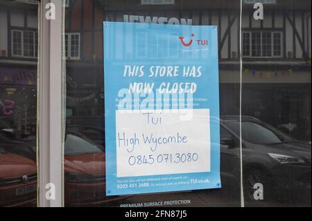 Gerrards Cross, Buckinghamshire, Regno Unito. 15 maggio 2021. L'agenzia di viaggi TUI a Gerrards Cross ha chiuso. Molti negozi non essenziali hanno già aperto. Nonostante la nuova variante indiana del Covid-19 abbia raggiunto il Regno Unito, la prossima fase delle restrizioni di blocco del Covid-19 è stata revocata in Inghilterra da lunedì 17 maggio 2021. La gente potrà cenare di nuovo in ristoranti, andare a cinema, teatri e socializzare ancora all'interno con diverse famiglie. Credit: Maureen McLean/Alamy Live News Foto Stock