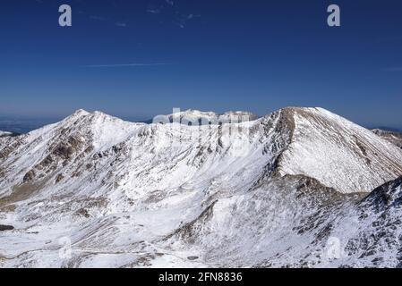 Vista della cima Bastiments vista dal Pic de l'Infern (Pyrénées Orientales, Occitanie, Francia) ESP: Vistas de la cumbre del Bastiments Foto Stock