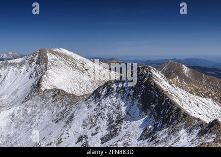 Vista della cima Bastiments vista dal Pic de l'Infern (Pyrénées Orientales, Occitanie, Francia) ESP: Vistas de la cumbre del Bastiments Foto Stock