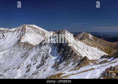 Vista della cima Bastiments vista dal Pic de l'Infern (Pyrénées Orientales, Occitanie, Francia) ESP: Vistas de la cumbre del Bastiments Foto Stock