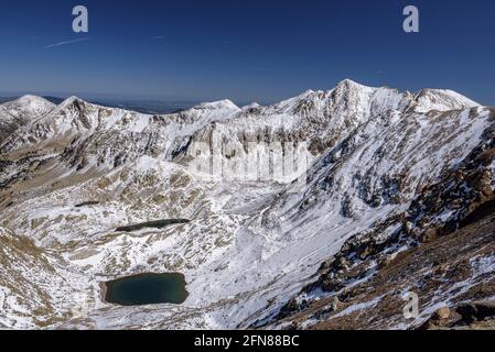 Vista sulla vetta del Pic de l'Infern e sulla valle del Carançà vista dal Pic Infern de la Vaca (Pyrénées Orientales, Occitanie, Francia) Foto Stock