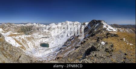 Vista sulla vetta del Pic de l'Infern e sulla valle del Carançà vista dal Pic Infern de la Vaca (Pyrénées Orientales, Occitanie, Francia) Foto Stock