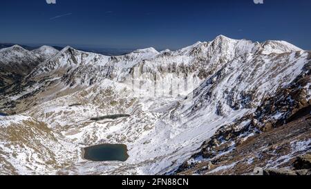 Vista sulla vetta del Pic de l'Infern e sulla valle del Carançà vista dal Pic Infern de la Vaca (Pyrénées Orientales, Occitanie, Francia) Foto Stock