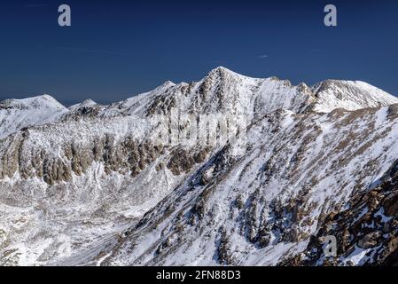 Vista sulla vetta del Pic de l'Infern e sulla valle del Carançà vista dal Pic Infern de la Vaca (Pyrénées Orientales, Occitanie, Francia) Foto Stock