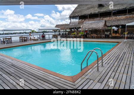 Al Frio y al Fuego è un ristorante galleggiante di lusso nella città giungla di Iquitos, Perù Foto Stock