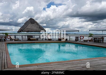 Al Frio y al Fuego è un ristorante galleggiante di lusso nella città giungla di Iquitos, Perù Foto Stock