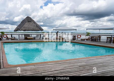 Al Frio y al Fuego è un ristorante galleggiante di lusso nella città giungla di Iquitos, Perù Foto Stock