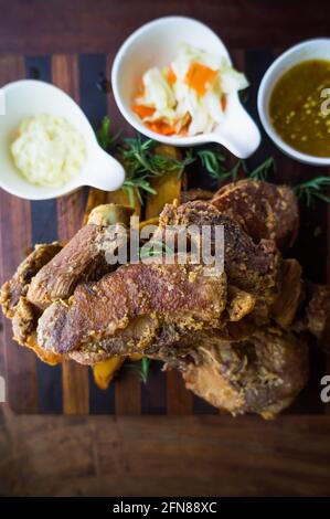 Cibo sfondo. La vista dall'alto delle deliziose costolette di maiale tedesche con salse e contorni si trova nelle vicinanze. Schweinshaxe famoso cibo della germania, servito su Foto Stock